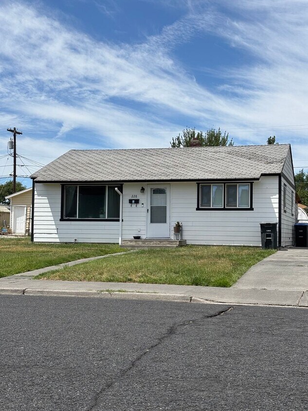 Primary Photo - Cozy 2 bedroom 1 bath House!