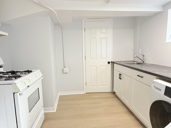 Photo du bâtiment - 1059 Henry Ford Centre Dr