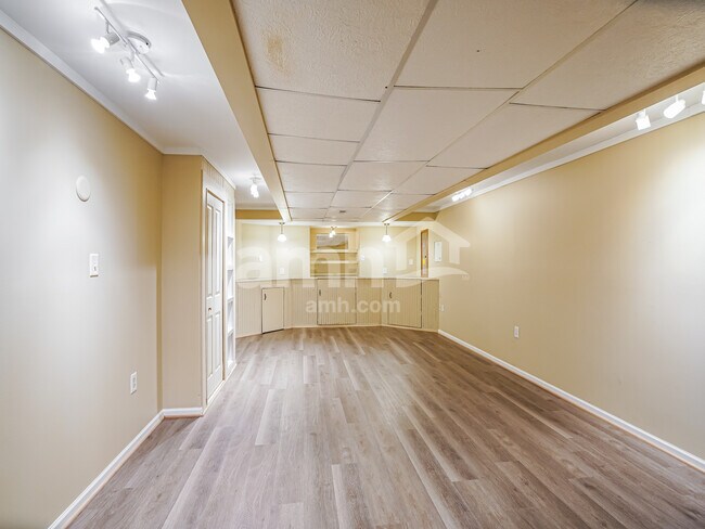 Building Photo - 561 Yosemite Ave