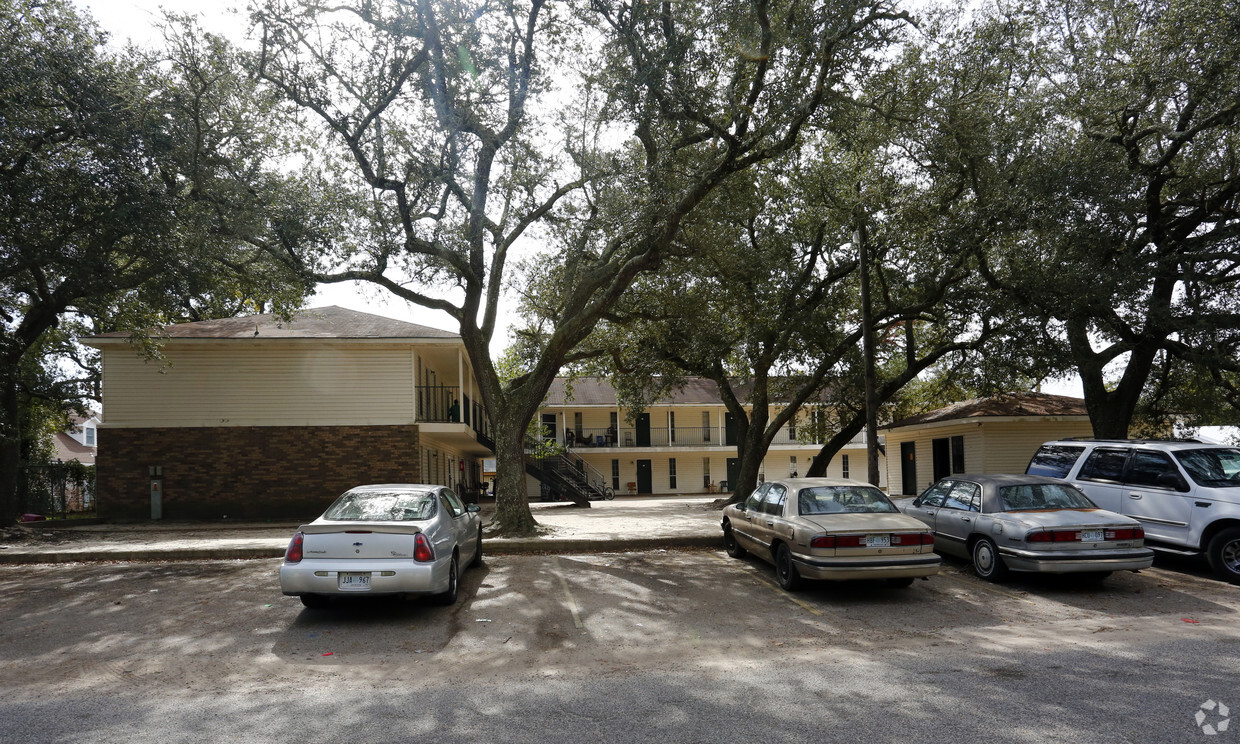 Building Photo - French Oaks Apartments