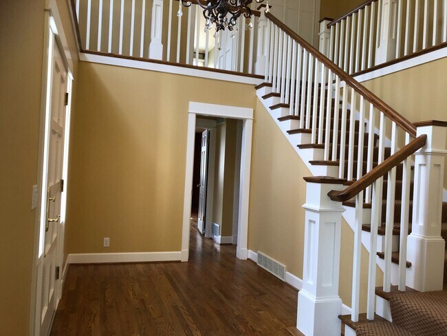 Building Photo - Elegant and Luxury home in Medina, 5 bedro...