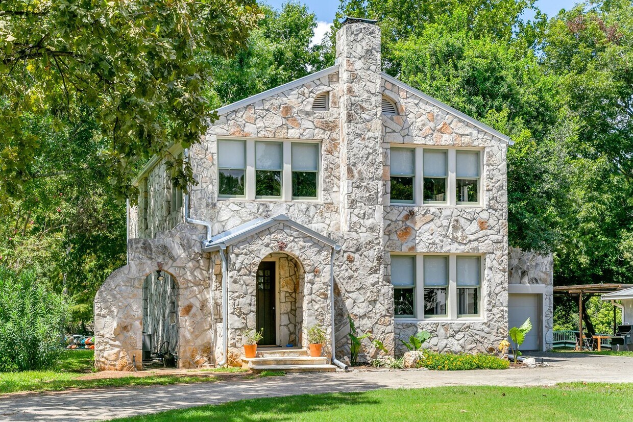 Primary Photo - LANDA PARK WATERFRONT HOME, NEW BRAUNFELS