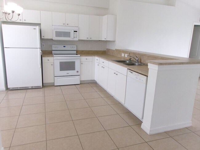 Foto del edificio - $1600 for a 3/2/2 all tile home in Cape Co...