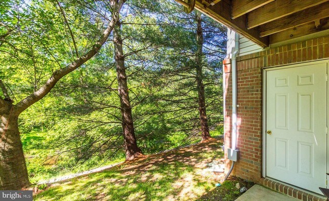 Building Photo - 1047 Hillside Lake Terrace