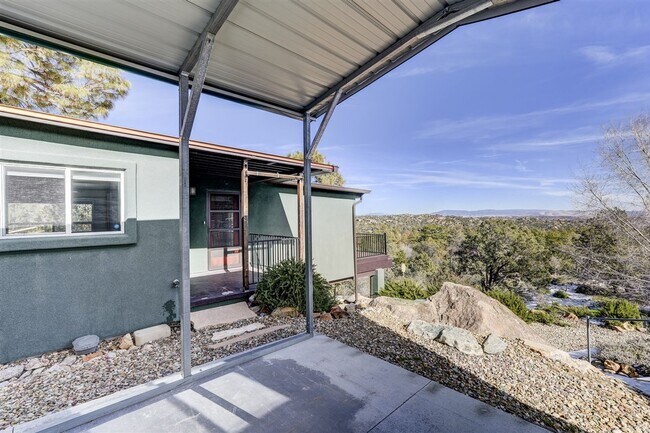 Building Photo - Newly Remodeled 2 Bed, 1 Bath + a Den  Home at The Base of Thumb Butte!