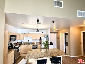 Building Photo - 630 W 6th St