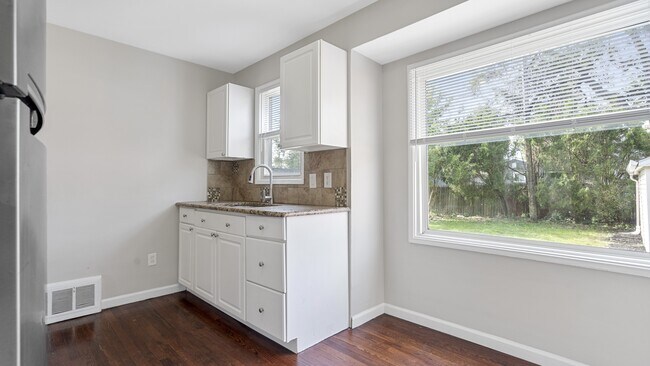 Building Photo - 1527 Merrill Ave