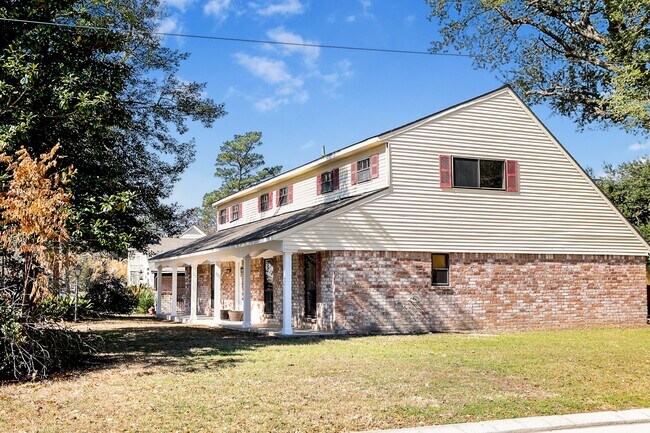 Foto del edificio - 502 Rosewood Dr