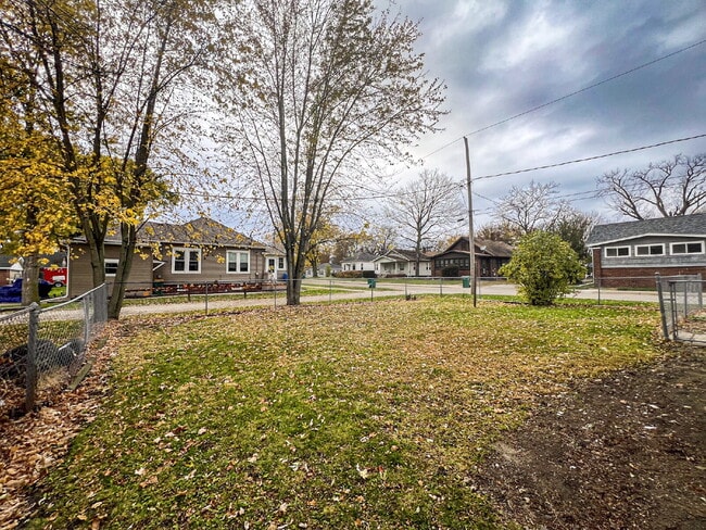 Building Photo - 402 S Illinois St