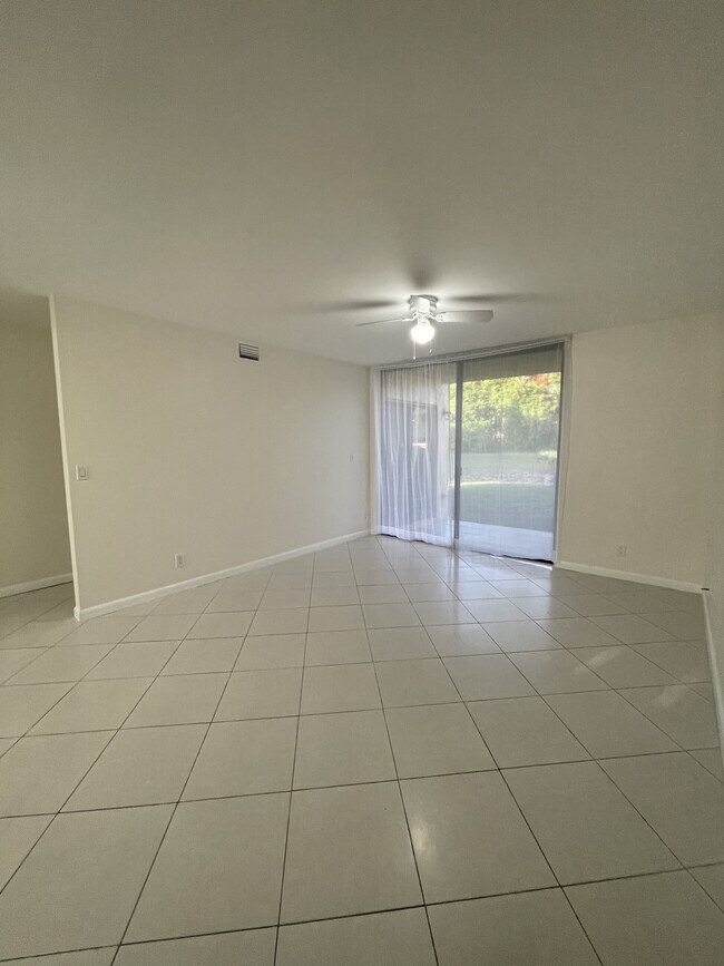 Foto del edificio - 5661 Riverside Dr