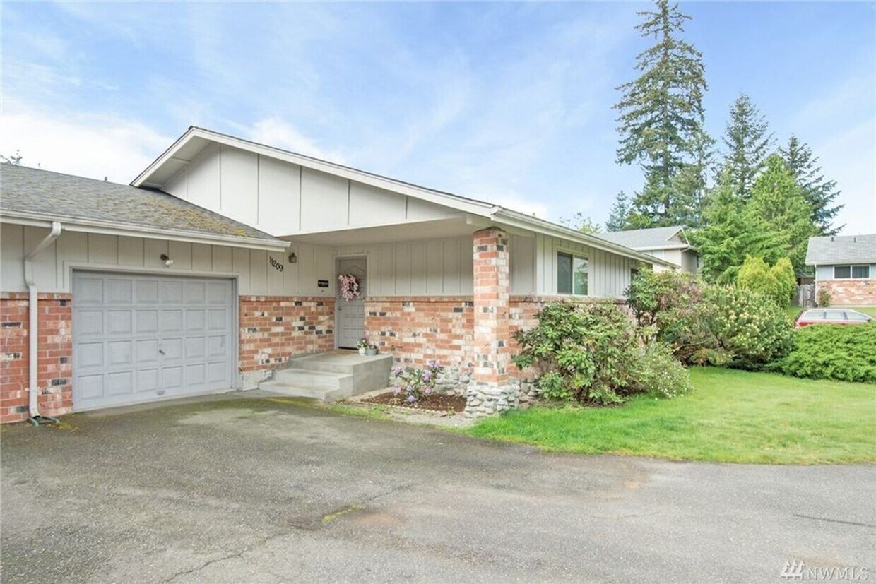 Foto principal - Emerald Ridge High School Duplex