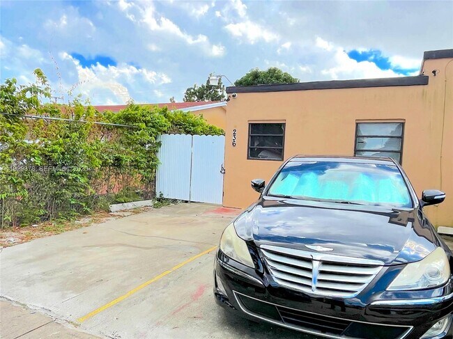 Foto del edificio - 236 E 14th St