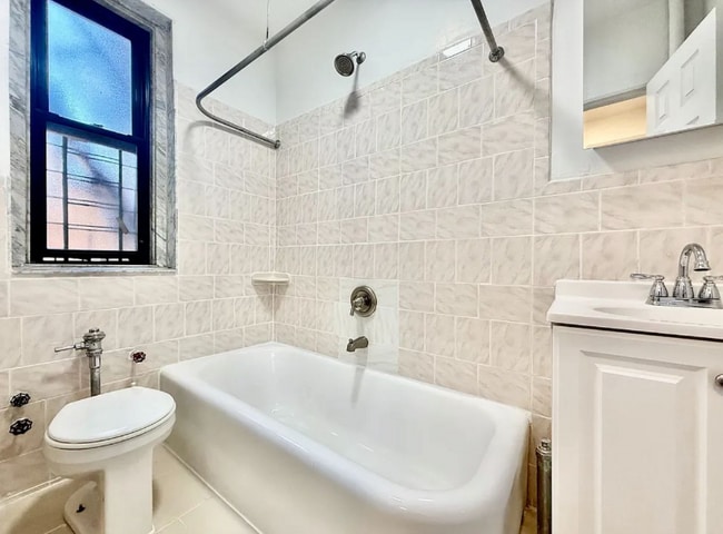 Foto del edificio - 2978 E 196th St