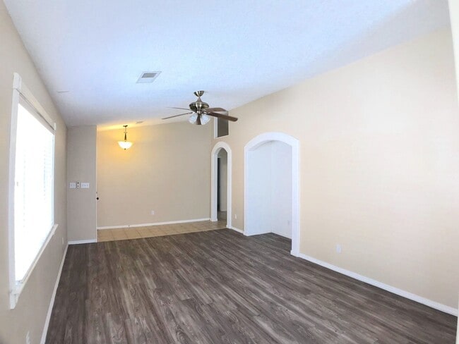 Building Photo - Spacious 3BR/2BA Home in Ventana Ranch wit...