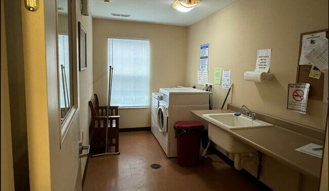 Foto del edificio - 1360 Carpenter Rd