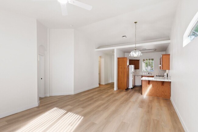 Foto del edificio - Beautiful 2 Bedroom Townhome In the Desirable Gated Terraces Of Seven Hills