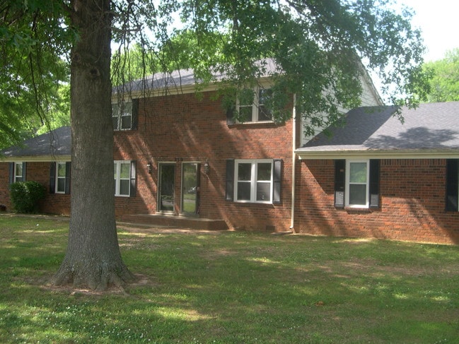 Building Photo - 319 Lake Farm Rd