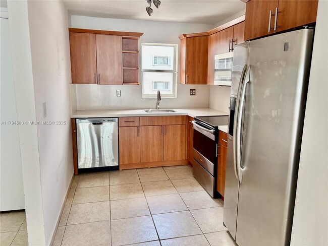 Foto del edificio - 600 NE 25th St