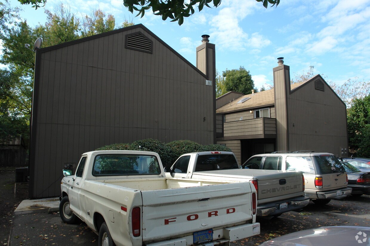Building Photo - 5-6 Klondike Ct