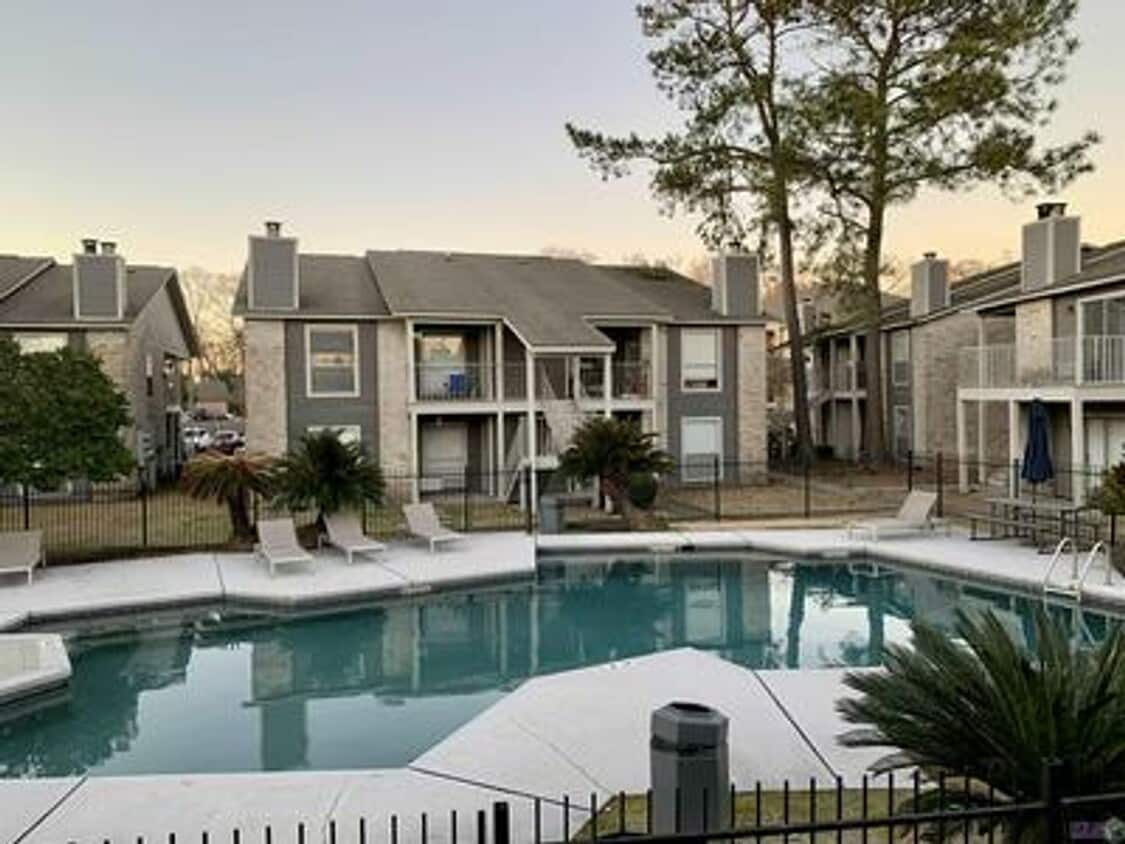 Building Photo - Beautiful 2nd floor condo with vaulted cei...