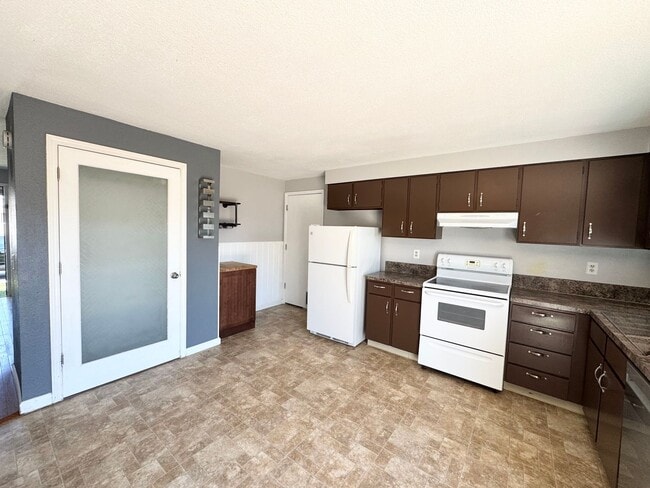 Building Photo - Available Now-2bd/1b West Boise Home!