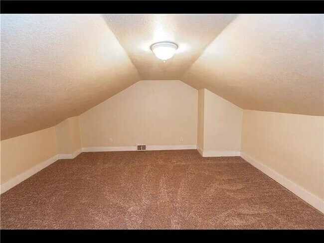 Foto del edificio - 3 bedroom - great location, central air, laundry.