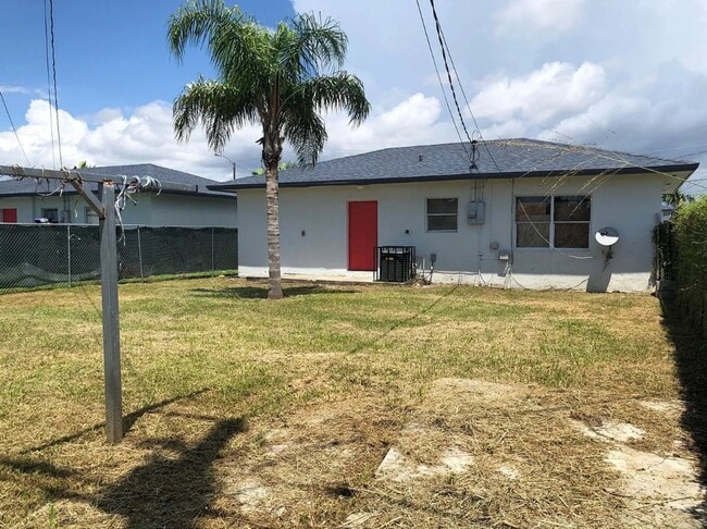 Building Photo - Three Bedroom Single Family Home with Private Fenced Yard and Driveway