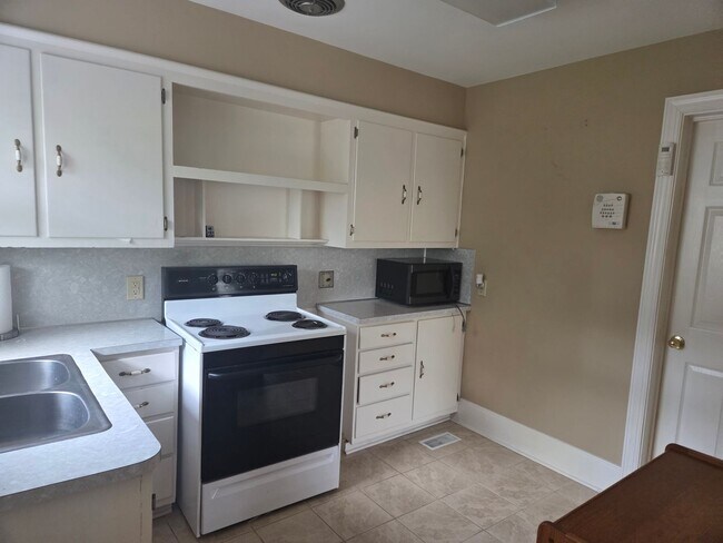 Building Photo - 2 Bdrm/ 1 Bath Cottage w/hardwood floors Kingsport, TN