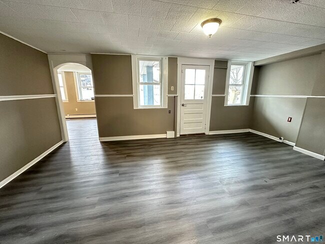 Building Photo - 40 Oak St