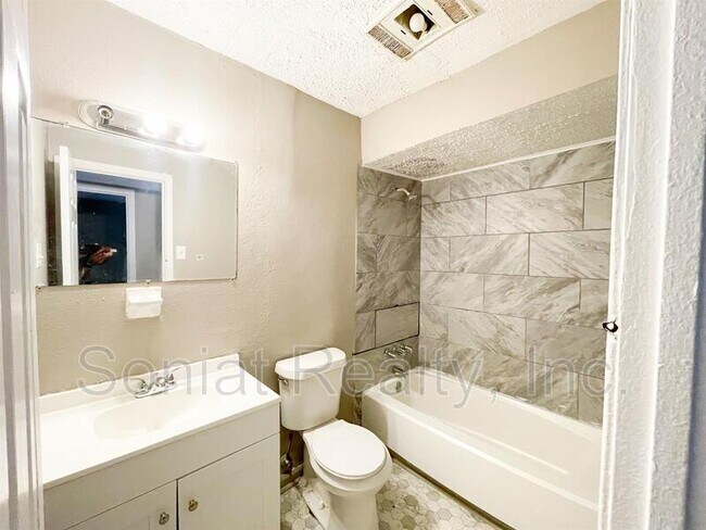 Foto del edificio - 15510 Dwyer Blvd