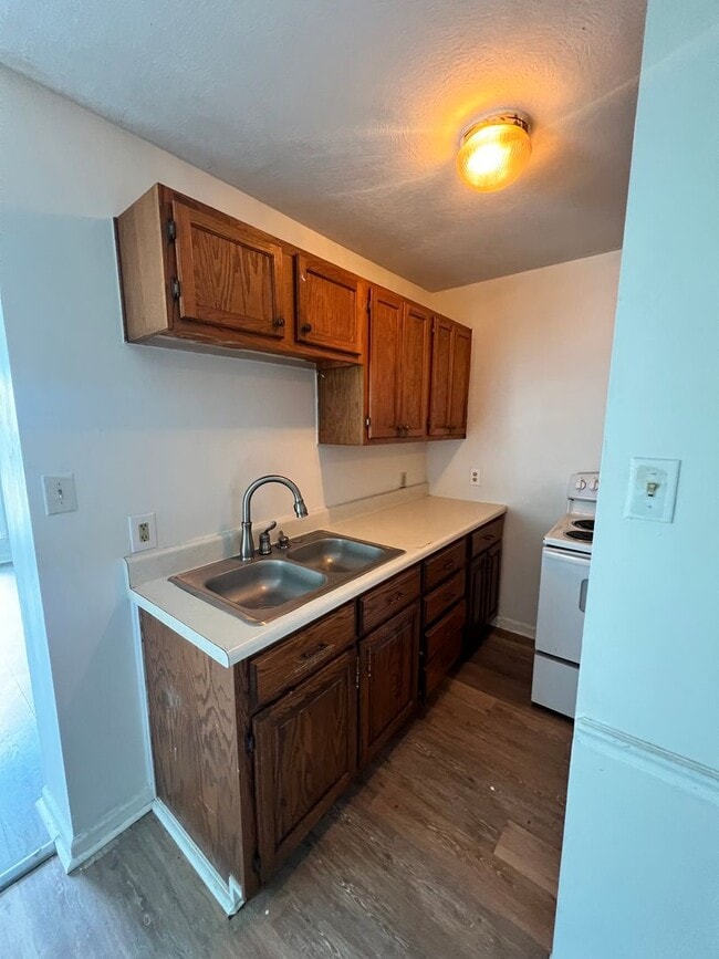 Building Photo - 3 bdrm 1 bath