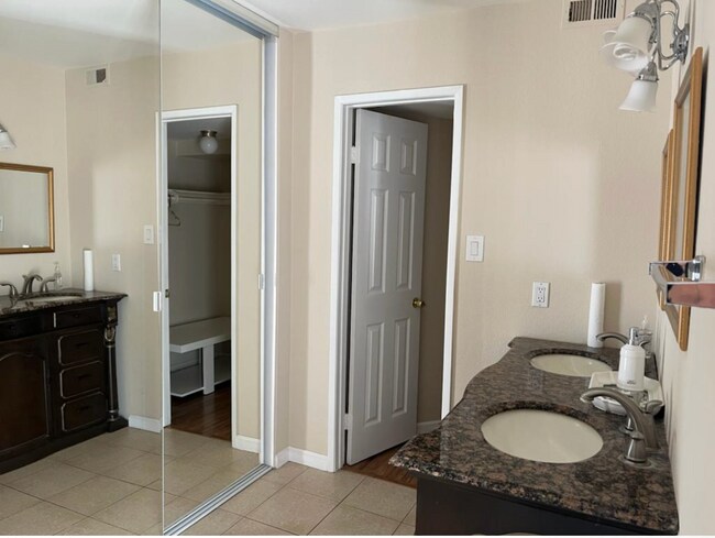 Master Bathroom - 608 Hawthorne St