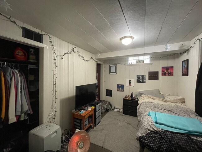 Building Photo - AVAILABLE JUNE - 5 Bed 2 Bath w/Beautiful ...