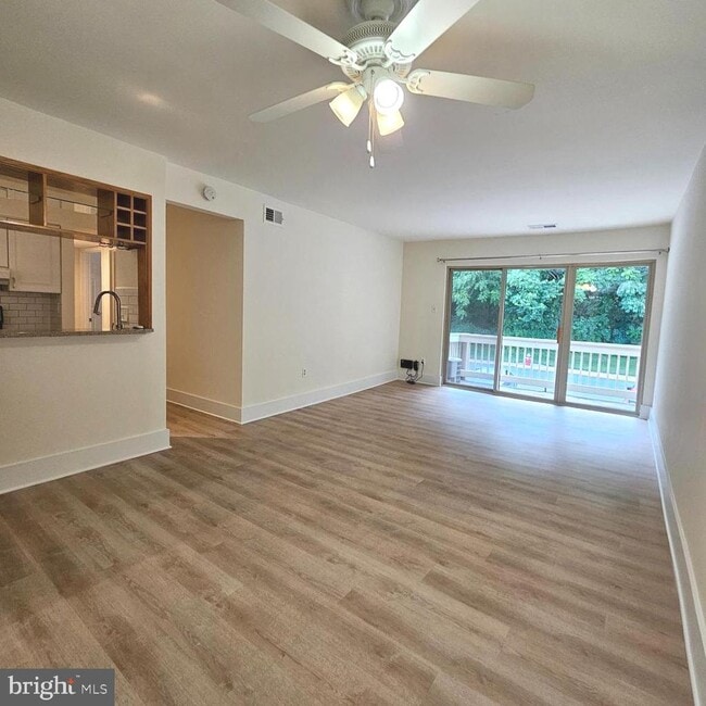Foto del edificio - 5821 Royal Ridge Dr
