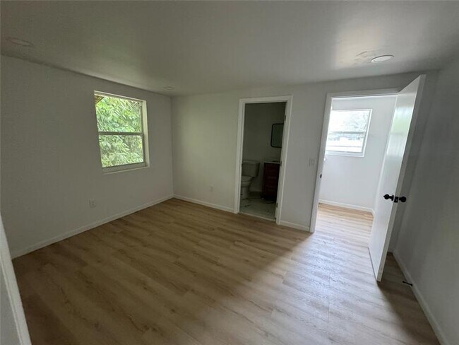 Foto del edificio - 136 NE 60th St