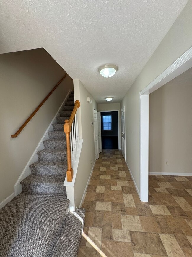 Building Photo - Spacious Townhouse in Bridgewater