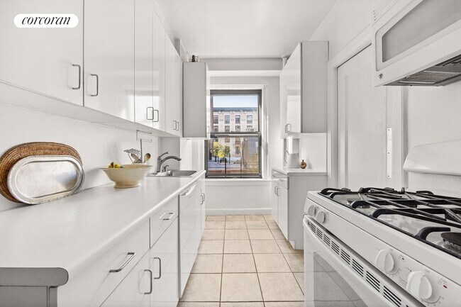 Building Photo - 40 W 84th St