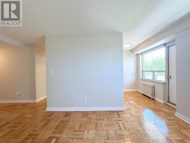 Building Photo - 565 Avenue Rd