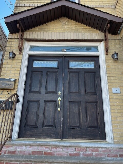 Building Photo - 915 20th St