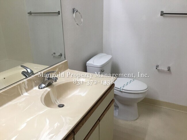 Foto del edificio - Spacious 2-Bed, 2-Bath Condo with Fireplac...