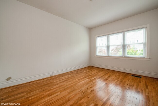 Foto del edificio - 3041 N Southport Ave