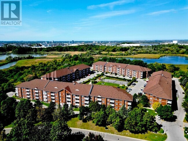 Photo du bâtiment - 191 Lake Driveway W