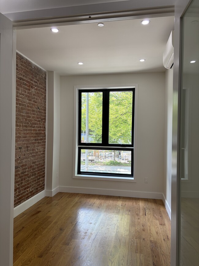 Building Photo - 215 S 4th St
