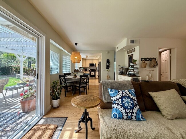 Building Photo - Luxury and Spacious Townhouse with Large Fenced Yard! Double Car Garage!