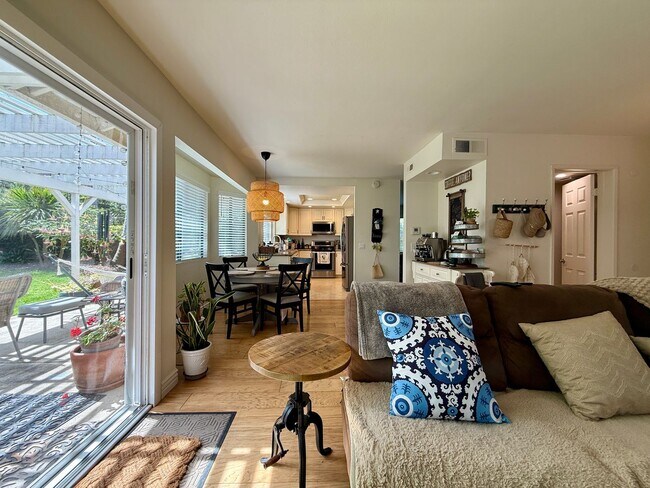 Foto del edificio - Luxury and Spacious Townhouse with Large Fenced Yard! Double Car Garage!