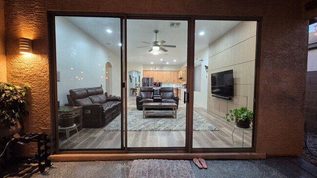 Foto del edificio - Charming Remodeled single level 4 Bed 2 Ba...