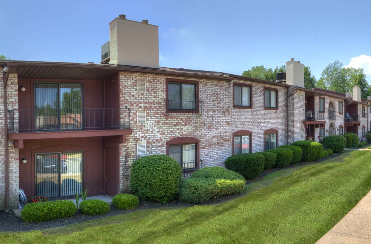 Spanish Gardens Apartments Rentals in Rochester at 123 Spanish Ter Rochester, NY