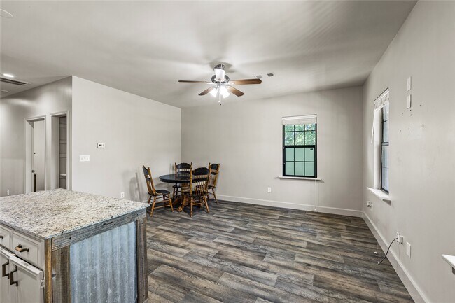 Foto del edificio - 10423 Deer Lake Lodge Rd
