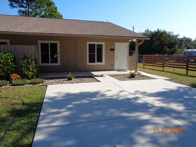 Foto del edificio - VERY WELL MAINTAINED FLORIDA SHORES 2BR 1BA DUPLEX FOR RENT