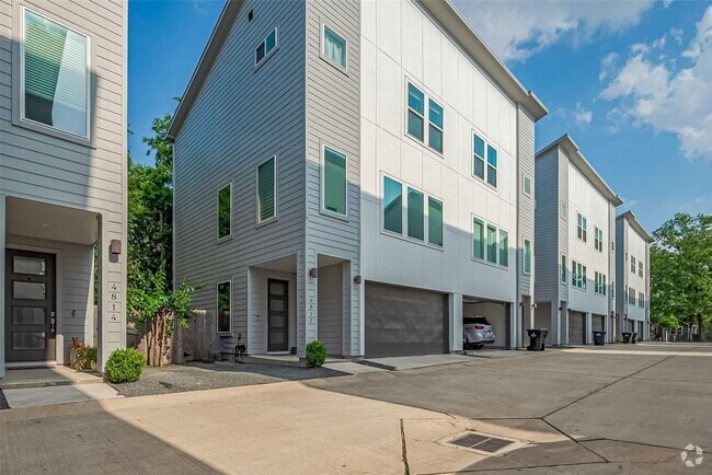 Building Photo - 4812 Martin Oaks Ln